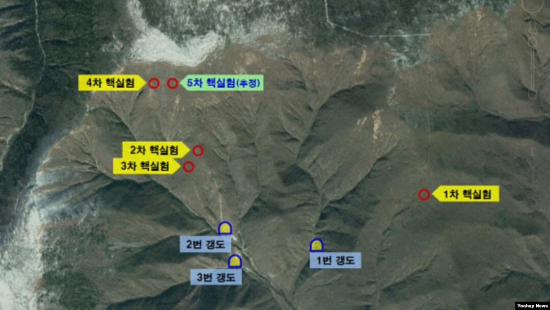 한국 국방부가 제공한 북한 풍계리 핵실험장 위성 사진. 지난 5차례의 핵실험 지점과, 지하갱도 입구 위치가 표시돼있다. 한국 군은 핵실험장 3번 갱도에서 핵실험 준비를 마친 정황을 포착했다고 밝혔다.
