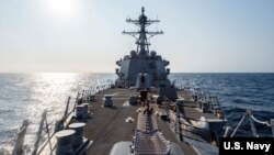 Destrojeri USS McCampbell (DDG 85) duke kaluar përmes Ngushticës së Tajvanit