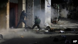 Members of the Palestinian Fateh Movement clash with Islamists in the Palestinian refugee camp of Ein el-Hilweh near the southern port city of Sidon, Lebanon, April 9, 2017. 