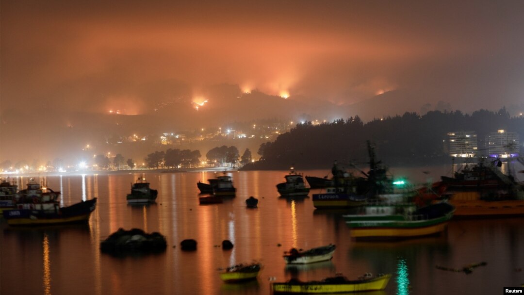 Un incendio forestal se observa en Dichato, cerca de Concepción, en Chile, el 5 de febrero de 2023.