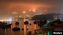 Un incendio forestal se observa en Dichato, cerca de Concepción, en Chile, el 5 de febrero de 2023.