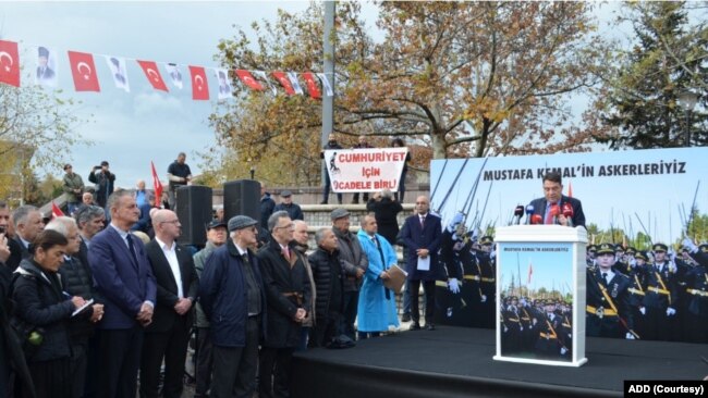CHP Milli Savunma Politikalarından Sorumlu Genel Başkan Yardımcısı Yankı Bağcıoğlu’nun kamuoyuna duyurduğu TESUD’un çağrısı üzerine bugün emekli askerlerin yanısıra yurttaşlar da Anıtpark’taydı.