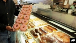 FILE - Donat di sebuah toko di Chicago, 26 April 2011. (AP/M. Spencer Green, File). 