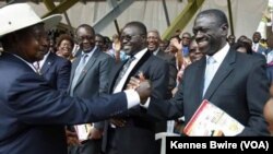 Rais Museveni akimpa mkono hasimu wake wa kisiasa Besigye, kwa mara ya kwanza baada ya miaka 25