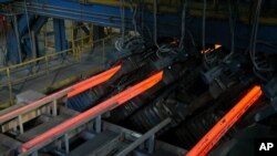 Archivo - En esta foto del 9 de mayo de 2019, acero fundido para hacer varillas de acero en la fábrica Geradu Ameristeel en St. Paul, Minnesota, EE.UU.