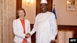 Le président tchadien Idriss Deby Itno serre la main de la ministre française des Forces armées, Florence Parly, avant leur rencontre au palais présidentiel à N'Djamena au Tchad le 31 juillet 2017.