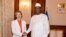 Le président tchadien Idriss Deby Itno serre la main de la ministre française des Forces armées, Florence Parly, avant leur rencontre au palais présidentiel à N'Djamena au Tchad le 31 juillet 2017.
