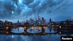 Awan gelap menggantung di atas distrik keuangan di Frankfurt, Jerman, saat pemerintah memperpanjang lockdown untuk menekan penyebaran virus COVID-19, 18 Februari 2021. (REUTERS/Kai Pfaffenbach)