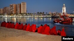 Des migrants interceptés à bord d'un canot au large de la côte méditerranéenne se reposent après leur sauvetage au port de Malaga, en Espagne, le 7 décembre 2017.