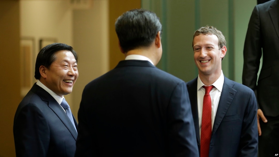 中國國家主席習近平訪問美國華盛頓州期間與臉書公司創始人扎克伯格交談，時為中國互聯網掌門人的魯煒在一旁笑臉相陪。（2015年9月23日）
