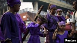 Penitentes de "El Nazareno de San Pablo" llegan a la Basílica de Santa Teresa en Caracas durante la procesión tradicional de la Semana Santa.