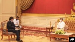 মিয়ানমার মিলিটারি ট্রু নিউজ ইনফরমেশন টিমের প্রকাশিত এই ছবিতে জাতিসংঘে যুক্তরাষ্ট্রের সাবেক রাষ্ট্রদূত বিল রিচার্ডসন মিয়ানমারের ন্যপিডতে স্টেট অ্যাডমিনিস্ট্রেশন কাউন্সিলের চেয়ারম্যান, সিনিয়র জেনারেল মিন অং  লেইং-এর সঙ্গে দেখা করেছেন। ২ নভেম্বর ২০২১। (ছবি-এপি/মিয়ানমার মিলিটারি)