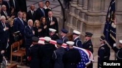 Para mantan Presiden dan Presiden AS Joe Biden dan Wapres Kamala Harris menghadiri pemakaman mantan Presiden AS Jimmy Carter di Washington, DC Kamis (9/1).