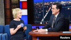 Senator AS Kirsten Gillibrand dalam acara "Late Show with Stephen Colbert" di New York, 15 Januari 2019. (Foto: Courtesy Scott Kowalchyk/CBS/Handout via REUTERS).