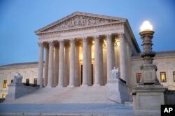 Gedung Mahkamah Agung AS saat senja, di Capitol Hill di Washington. (Foto: AP)