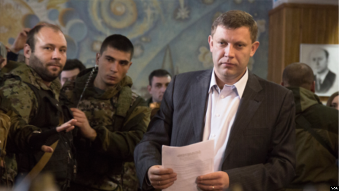 Pemimpin pemberontak, Alexander Zakharchenko (kanan) menang dalam pemilu legislatif dan eksekutif di Luhansk dan Donetsk hari Minggu (2/11).