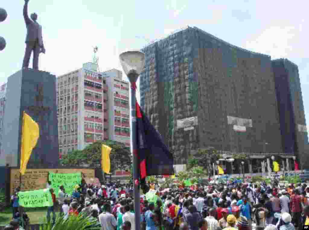 Aspecto geral da manifestação na Praça da Independência, em Luanda (2 de Abril de 2011) Foto de Alexandre Neto / VOA