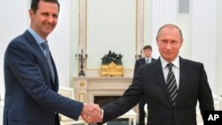 Shugaban Rasha Putin (a dama) da shugaban Syria al-Assad (a hagu)