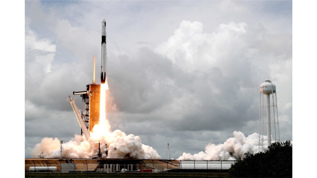 Roket SpaceX Falcon 9 dengan pesawat ruang angkasa Dragon 2 lepas landas dari landasan 39A di Kennedy Space Center untuk misi pasokan ulang ke Stasiun Luar Angkasa Internasional dari Cape Canaveral, Florida, Kamis, 3 Juni 2021. (AP Photo/John Raoux)
