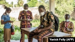 Warga Afrika mengenakan masker di tengah pandemi Covid-19 (foto: ilustrasi). 