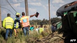 Des inspecteurs regardent un train accidenté près de Kroonstad, à 110 kilomètres de Johannesburg, le 4 janvier 2018.