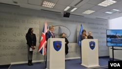 Kosovska ministarka pravde Aljbuljena Hadžiu i britanski ambasador na Kosovu Džonatan Hargrivs (Foto: Glas Amerike)