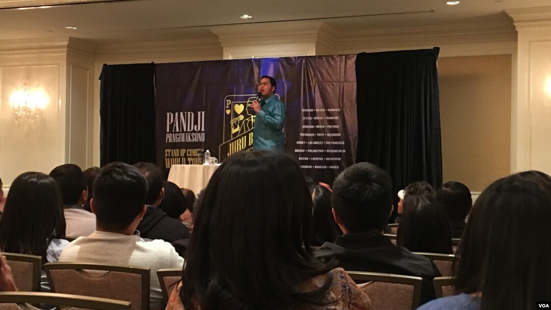 Pandji Pragiwaksono menghibur diaspora Indonesia lewat stand up comedy hari Minggu (4/9) di San Francisco, California (VOA/Vina).