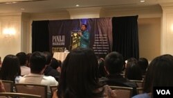 Pandji Pragiwaksono menghibur diaspora Indonesia lewat stand up comedy hari Minggu (4/9) di San Francisco, California (VOA/Vina).