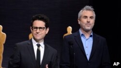 J.J. Abrams, kiri, dan Alfonso Cuaron mengumumkan nominasi Academy Awards ke-87 di Beverly Hills, California.