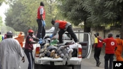 'Yan agajin Red Cross su na kwashe gawarwakin mutanen da aka kashe a birnin Kano, a lokacin da kungiyar Boko Haram ta kai farmaki kan wasu sassan birnin ranar 21 Janairu 2012.