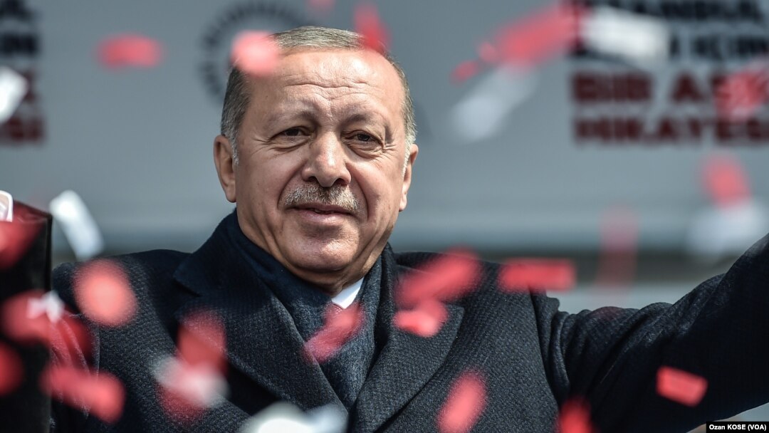 Presiden Turki Recep Tayyip Erdogan dalam acara kampanye di Istanbul, Sabtu (30/3).