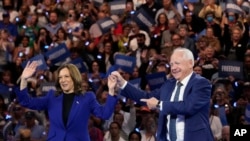 La candidata presidencial demócrata, la vicepresidenta Kamala Harris, y su compañero de fórmula, el gobernador de Minnesota, Tim Walz, aparecen en el Fiserv Forum durante un mitin de campaña en Milwaukee, el martes 20 de agosto de 2024.