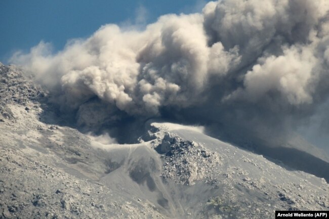 Gunung Lewotobi memuntahkan abu vulkanik dari kawahnya saat terjadi letusan seperti terlihat dari Desa Duripali di Flores Timur, Nusa Tenggara Timur, 12 Oktober 2024. (Foto: Arnold Welianto/AFP)