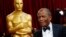 Sidney Poitier, présentateur de la 86e cérémonie des Oscars, à son arrivée à Hollywood, en Californie, le 2 mars 2014. 
