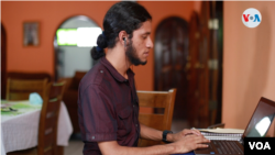 Douglas Carvajal, cursa su carrera de periodismo en línea. [Foto: Donaldo Hernandez, VOA]