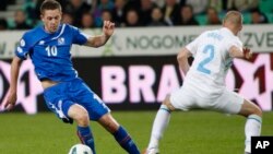 L'Islandais Gylfi Thor Sigurdsson (g) face à Miso Brecko de la Slovaquie lors d'un match des éliminatoires de la Coupe du monde, Ljubljana, Slovaquie, 22 mars, 2013. (AP Photo/Filip Horvat, File)