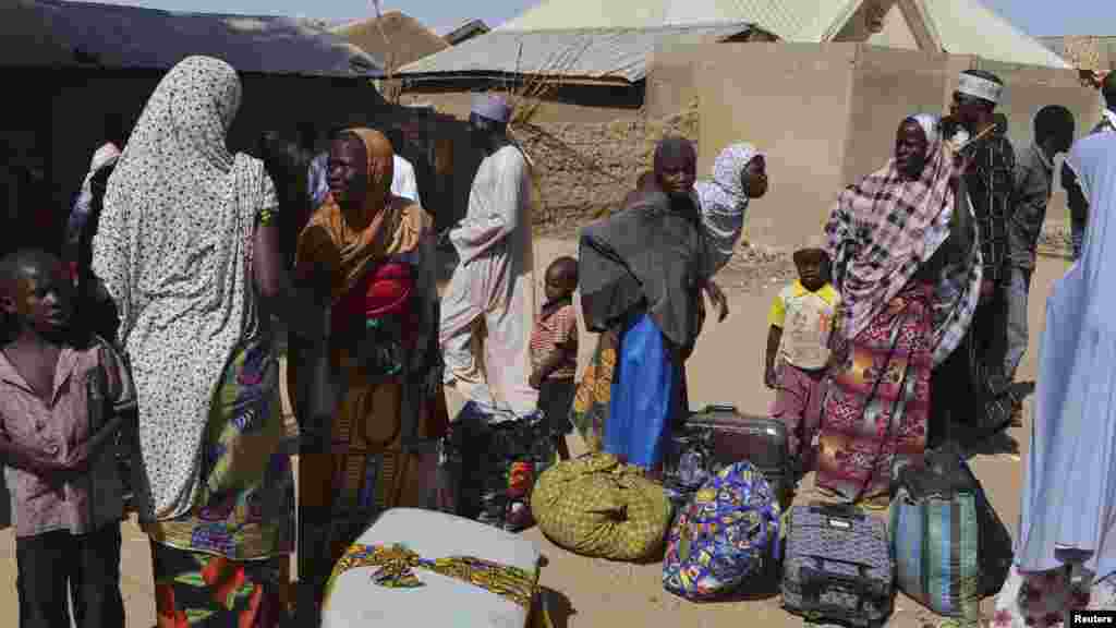 Wasu mutane kennan daga Gwoza, jihar Borno, da tashe-tashen hankula ya raba da gidajensu, suna taro a sansanin ‘yan gudun hijira a lokacin da gwamnan jihar Borno Kashim Shettima (babu hotonshi) a garin Mararaba Madagali, jihar Adamawa. Fabrairu 18, 2014. 