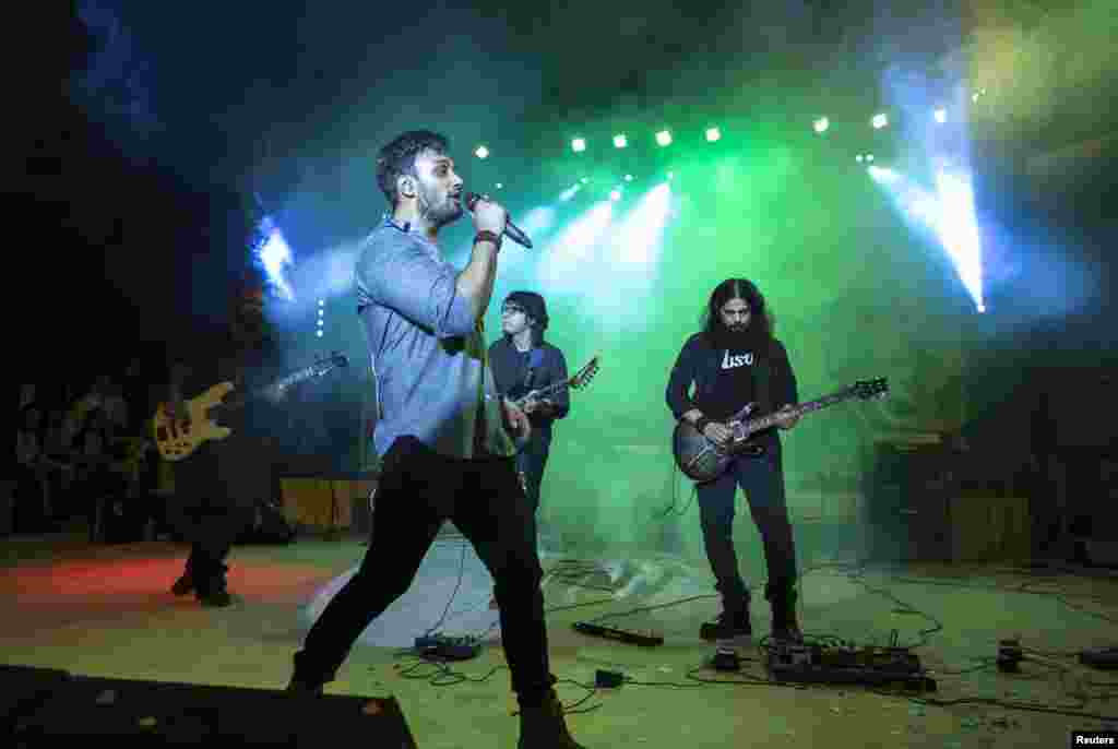 عمیر جسوال گانا گا کر حاضرین کو محضوض کر رہے ہیں۔