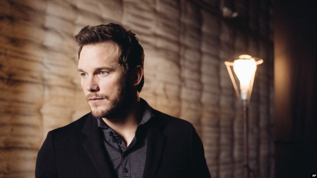 Aktor Chris Pratt, di Universal Studios, Universal City, California, 6 Juni 2015, mengatakan ia terinpirasi tokoh pahlawan dalam film Spielberg yang sangat terkenal, Indiana Jones, untuk memerankan pelatih raptor di "Jurassic World."