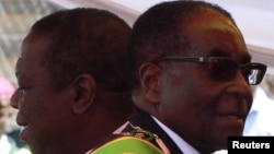 Robert Mugabe (D) e Morgan Tsvangirai 