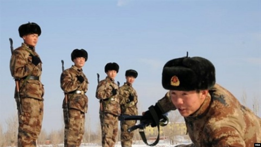 Para tentara Tiongkok sedang berlatuh di Hami, daerah Xinjiang, Tiongkok barat laut.