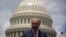 El líder de la minoría demócrata en el Senado, Chuck Shumer, conversa con los medios frente al Capitolio, el 20 de junio de 2019.