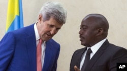 Rais wa Jamhuri ya kidemokrasia ya Kongo Joseph Kabila akizungumza na waziri wa mambo ya nje wa Marekani John Kerry. 