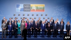 Učesnici poziraju za "porodičnu fotografiju" tokom NATO samita, u Vilniusu 11. jula 2023.