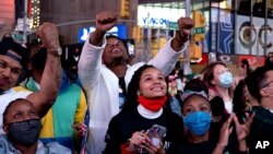 7일 미국 뉴욕시 타임스퀘어 광장에서 조 바이든 민주당 대선후보의 연설을 대형 화면으로 보던 시민들이 환호하고 있다.