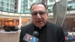 Le prêtre Thomas Rosica à propos du visit papale