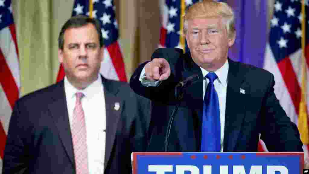 Le candidat présidentiel républicain Donald Trump, accompagné du gouverneur de New Jersey Chris Christie, répond aux questions des journalistes lors d&#39;une conférence de presse, le 1er mars 2016.