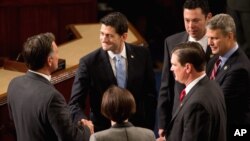 在眾議院星期四投票前﹐瑞安與其他眾議員交談