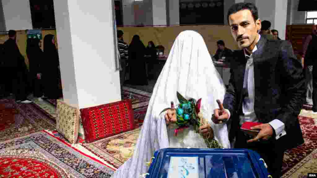 جشن عروسی هم مانع رای دادن عروس و داماد نشده