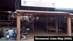 Le nouvel espace commercial des vendeurs ambulants du marché mokolo, quasi vide de ses occupants, à Yaoundé, le 5 août 2017. (VOA/Emmanuel Jules Ntap)